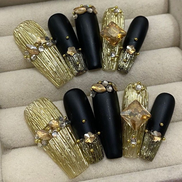 elegant-nail-art-black-gold-texture-gems-1