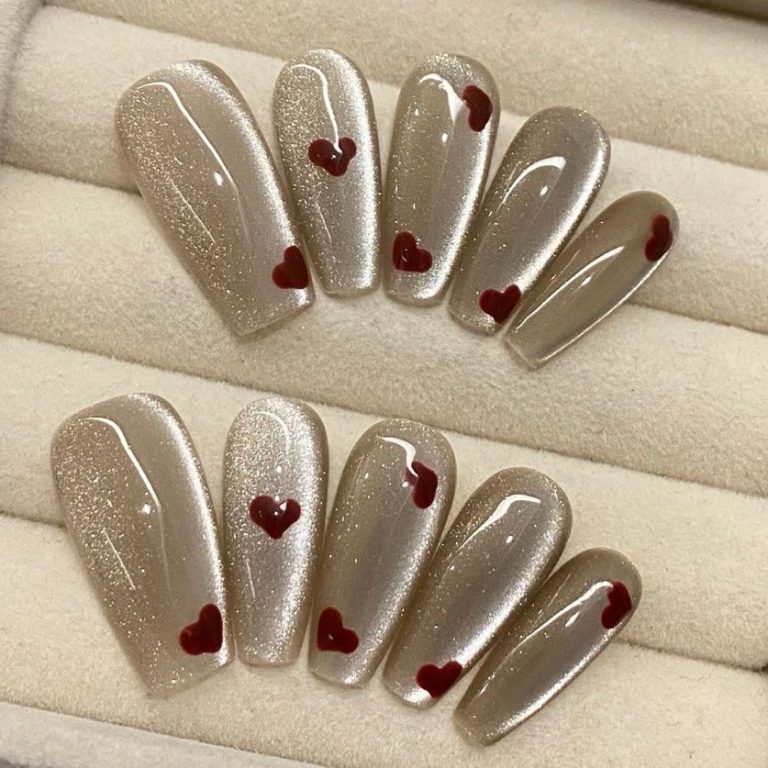 glitter-nails-with-red-hearts-1